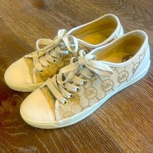 Michael kors sneakers logo in beige,size 6 barely used